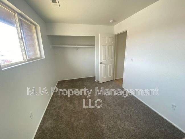 Building Photo - 2517 S Lakecrest St