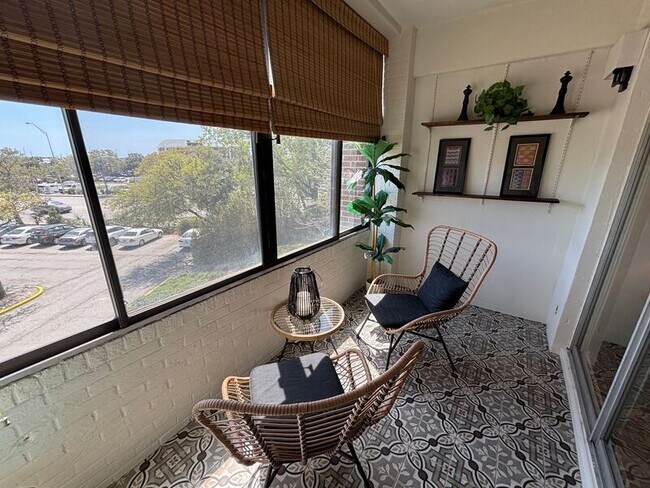 Building Photo - 14 Lockwood Dr