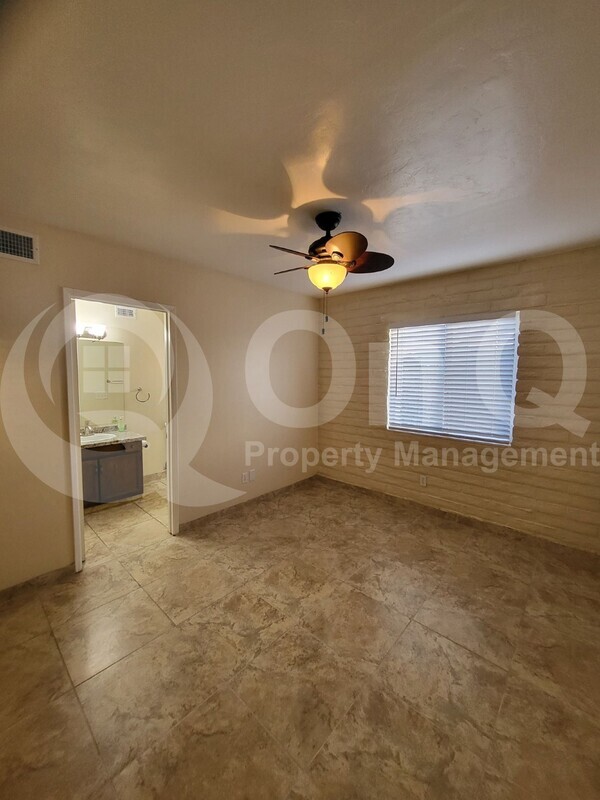 Building Photo - 905 S La Bellota
