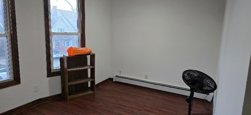 Building Photo - 400 E 7th St