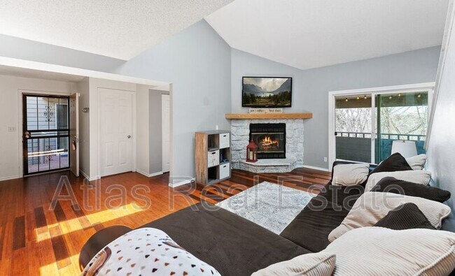 Building Photo - 12024 W Cross Dr