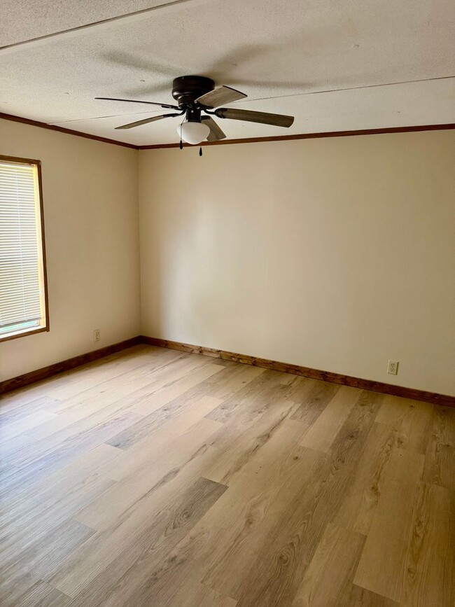 Building Photo - 2 Bed/1 Bath Mobile Home