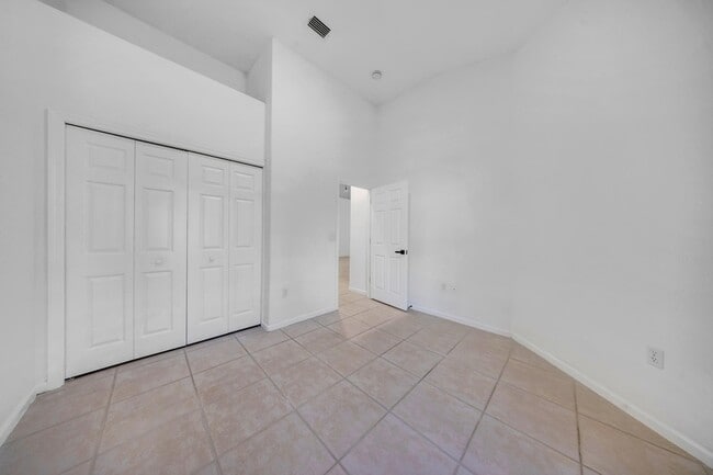 Building Photo - 608 W Palm Aire Dr