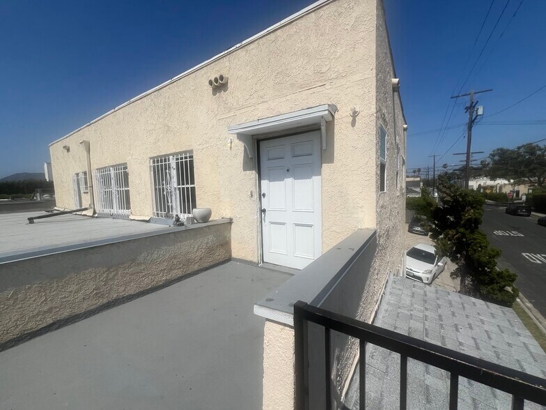 front entrance way - 800 N Mansfield Ave