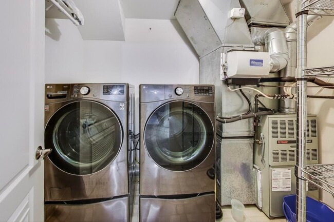 Building Photo - 330 S Michigan Ave