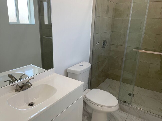 Building Photo - 1 Month Free! Luxury 4 Bedroom Home in Echo Park!