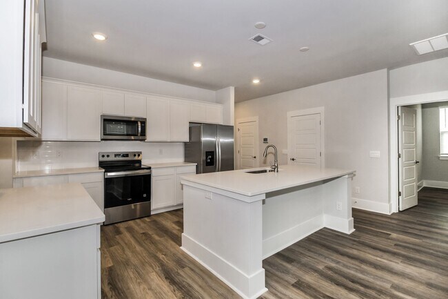 Building Photo - $500 Off 1st Month's Rent - 4 Bdrm/2.5 Bath, Beautiful Home in Rolling Hills