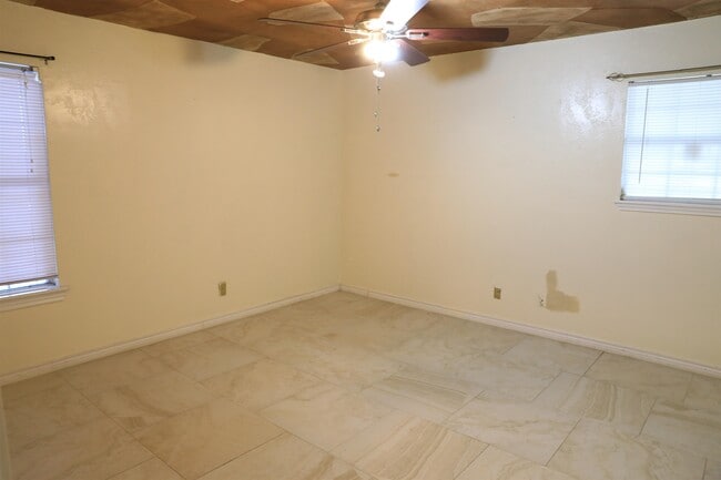 Building Photo - 2901 Mier St