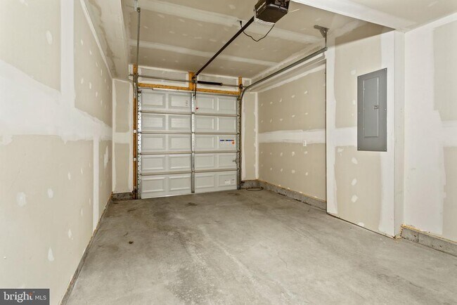 Building Photo - 10008 Beerse St