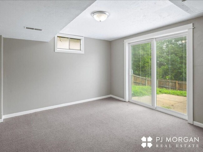 Building Photo - Millard Rental Ready to Impress!