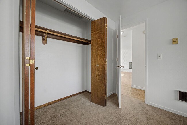 Building Photo - BRUSS01