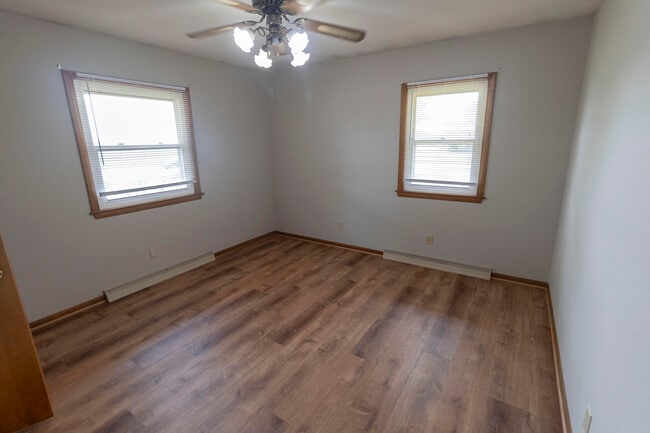 Building Photo - 1213 E Smiley Ln