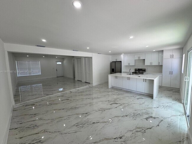 Building Photo - 11000 SW 47th Terrace