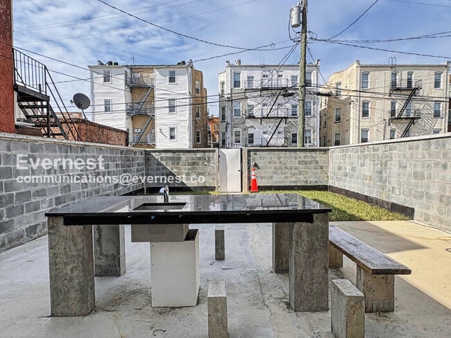 Building Photo - 2438 Callow Ave