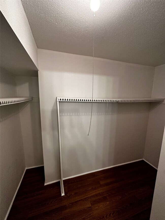Building Photo - 5625 Antoine Dr