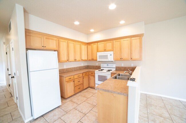 Building Photo - Newer Construction Townhome in Canby