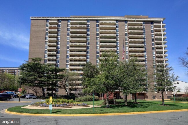 Building Photo - 1800 Old Meadow Rd