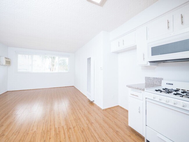 Interior Photo - 817 S. St. Andrews Pl