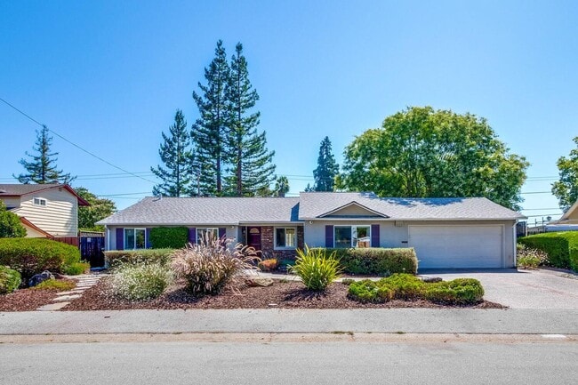 Primary Photo - Beautiful 4 bedroom, 3 bath in desirable C...