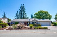 Building Photo - Beautiful 4 bedroom, 3 bath in desirable C...