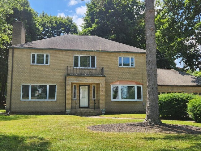 Primary Photo - 77 Riverside Dr