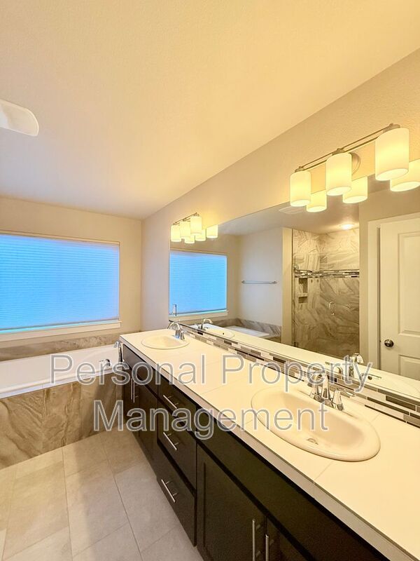 Building Photo - 15601 NE 107th St