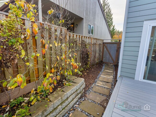 Building Photo - Fully Furnished Lake Oswego Gem!!!!