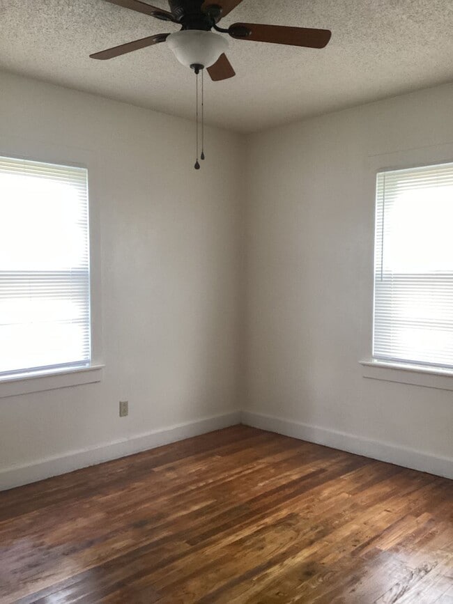 Building Photo - Cute 2 Bedroom with a little historical charm!  One block from ENMU!
