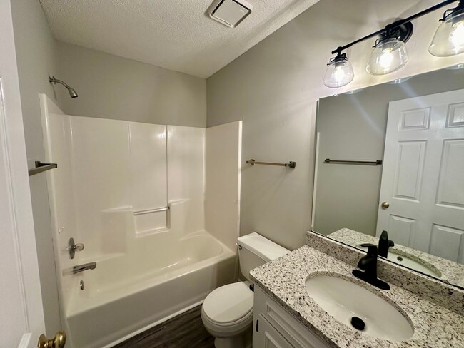 Building Photo - Newly Remodeled Duplex!