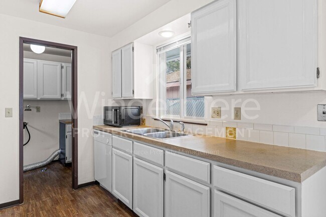 Building Photo - 3142 E 31st Ave