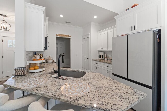 Building Photo - Comfort & Style Meet in This Beautiful 4 Bedroom Midway Home