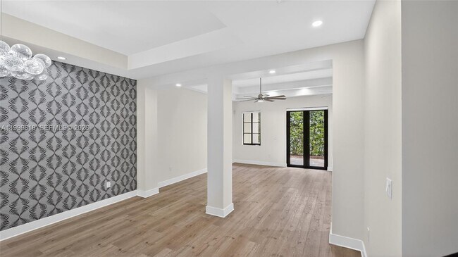 Building Photo - 622 Malaga Ave