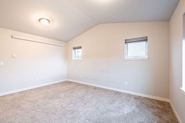 Building Photo - 3 bed 2.5 bath townhouse with garage.