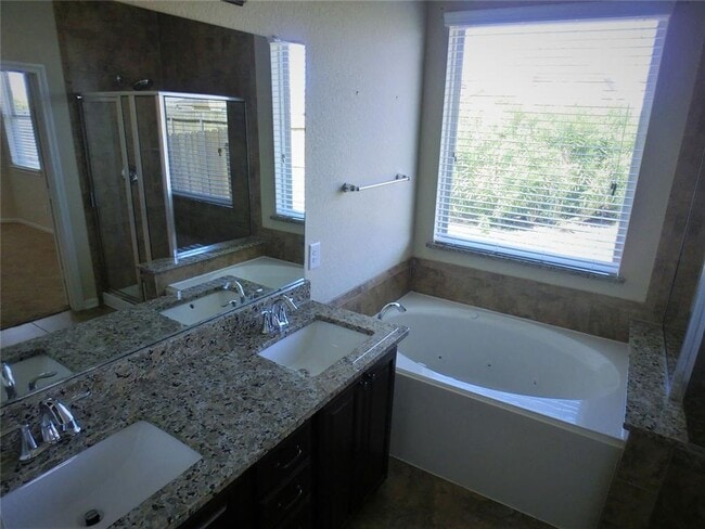 Building Photo - Discover comfort and convenience in this b...