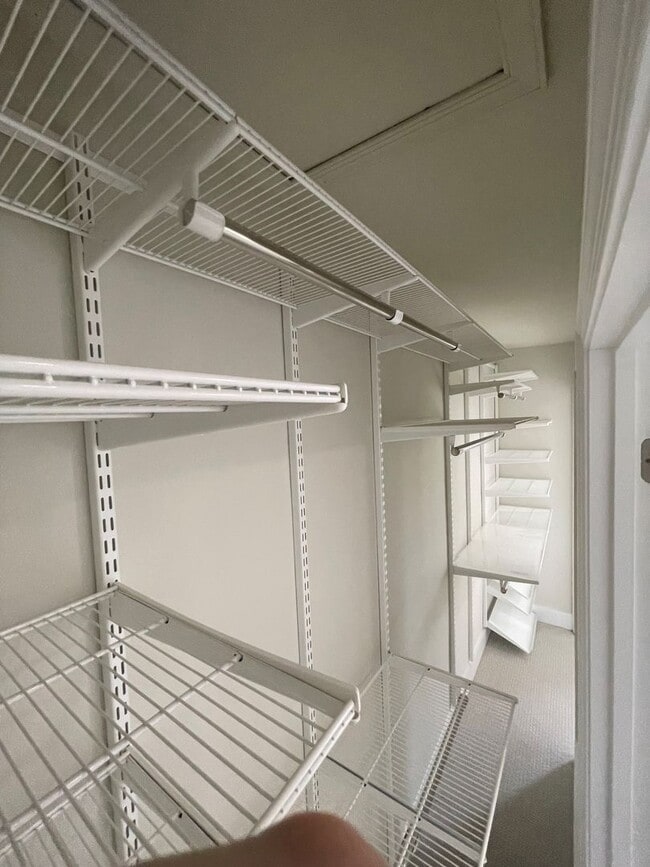 Building Photo - BEAUTIFLLY UPDATED TOWNHOME