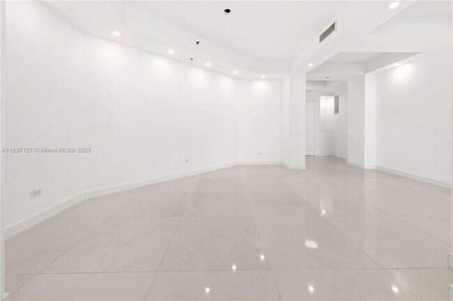 Building Photo - 808 Brickell Key Dr