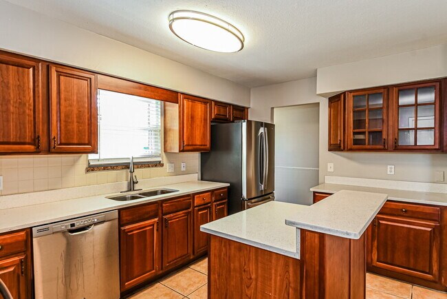 Building Photo - 810 Hardwood St