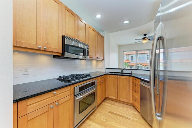 Building Photo - ANNUAL DOWNTOWN SARASOTA CONDO - WALK EVERYWHERE!