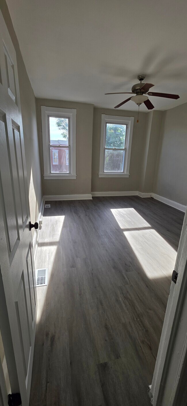 Building Photo - 921 Appleton St