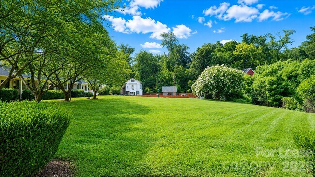 Building Photo - 1224 Green Oaks Ln