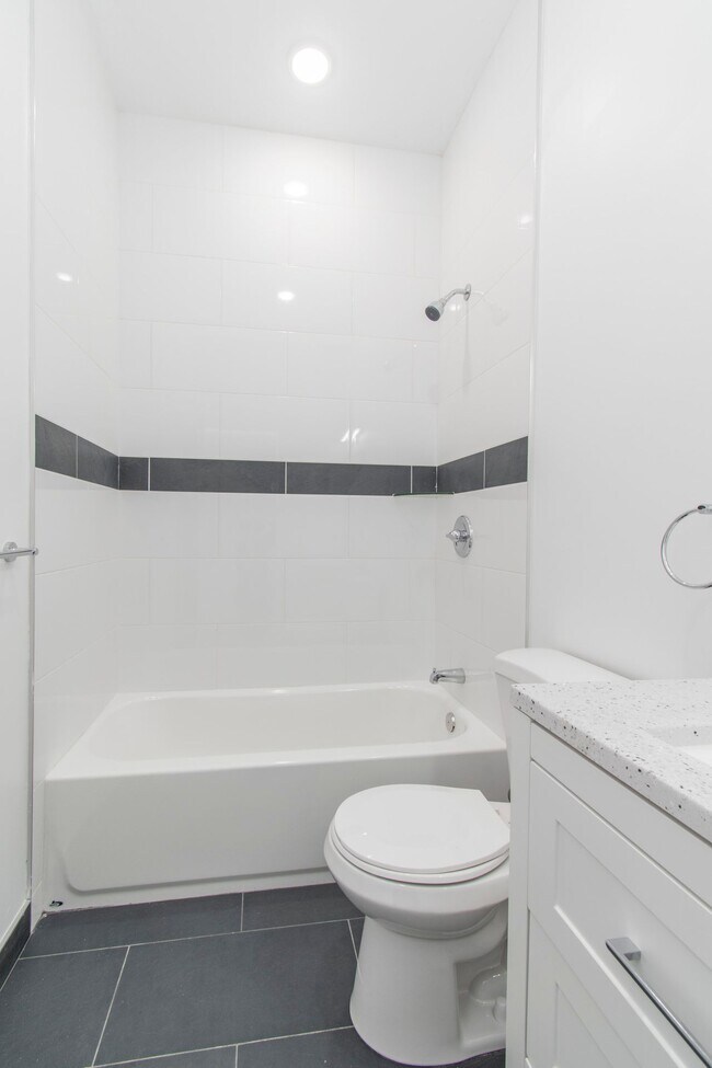 Building Photo - New! Renovated & Modern Apartment