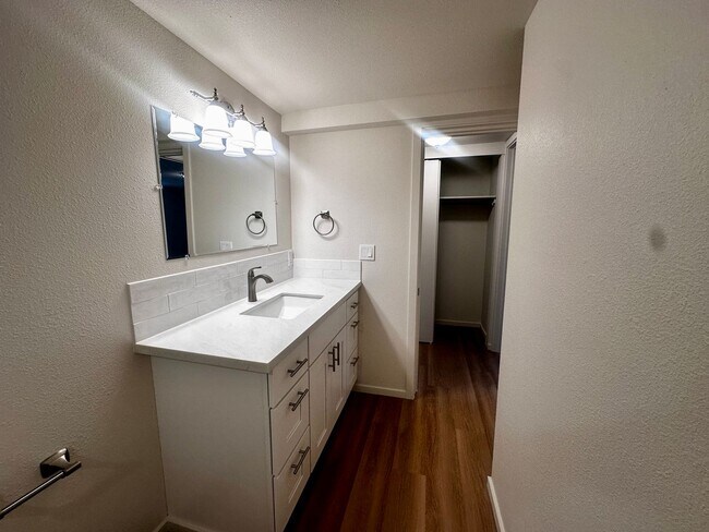 Building Photo - MOVE IN SPECIAL: $300 OFF - Remodeled 1 Be...
