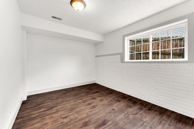 Building Photo - NIXA-5 Bed, 3 bath REMODELED Home | Walkout BASEMENT | Neighborhood Park | Fenced Yard | PETS Wel...