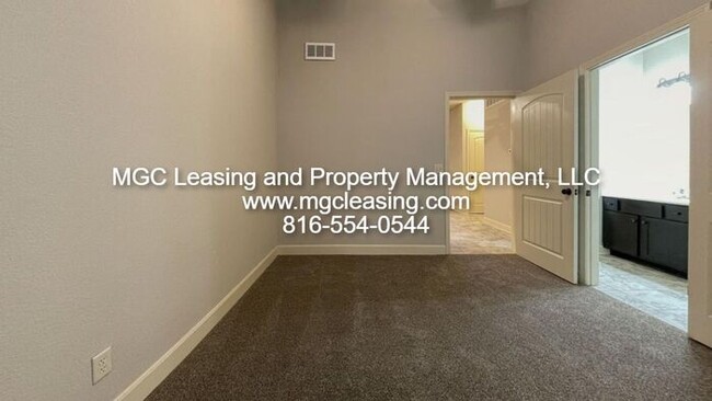 Building Photo - Eagle Creek Townhomes March Madness Special!