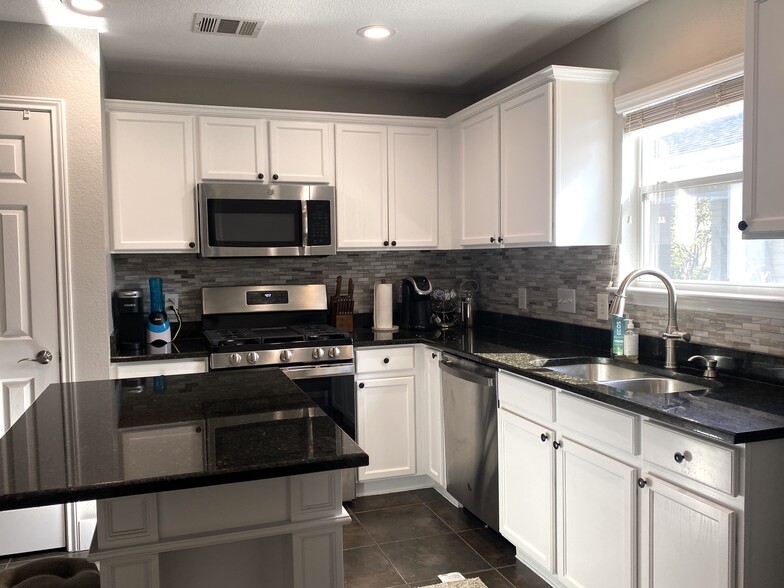 Building Photo - 615 Big Spring Dr