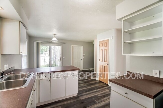 Building Photo - 1103 Searles Rd