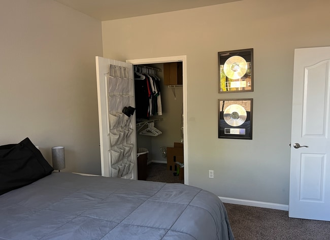 Building Photo - Two Bedrooms/One Bath - Great Location!