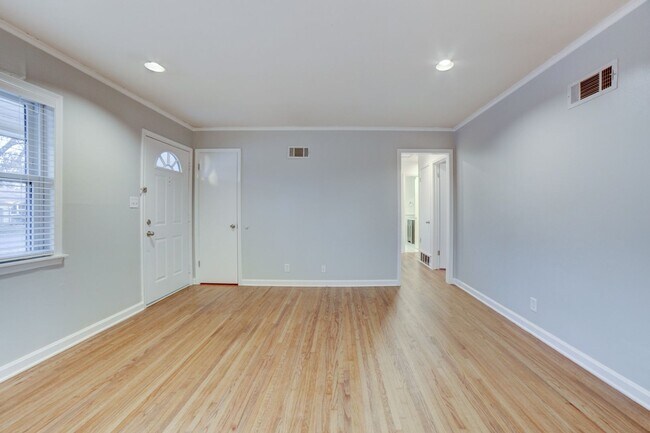 Building Photo - 3 Bed | 1 Bath  | Midtown Tulsa | Early Au...