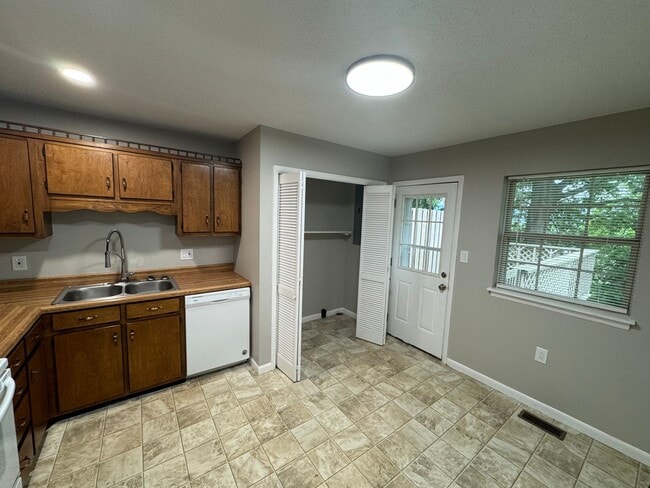 Building Photo - 2 Bed 1 Bath in Rossville w/ Huge Storage ...
