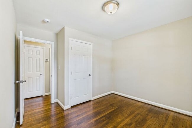 Building Photo - Updated home with New Kitchen, Hardwood Fl...